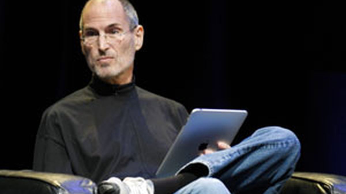 Steve Jobs en la presentación del iPad con su característica forma de vestir. Foto: Gtres