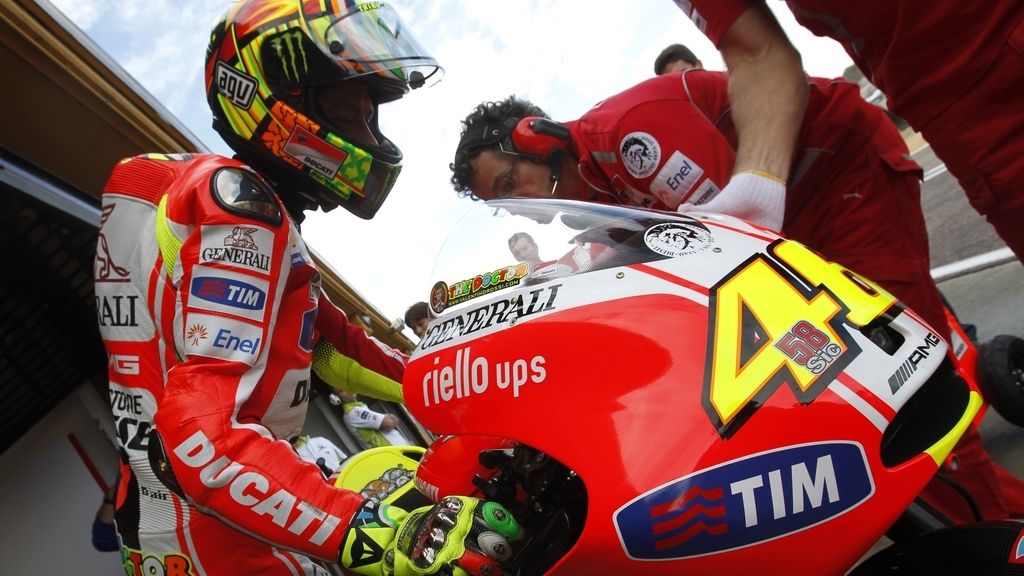 Valentino Rossi sale con la Ducati.