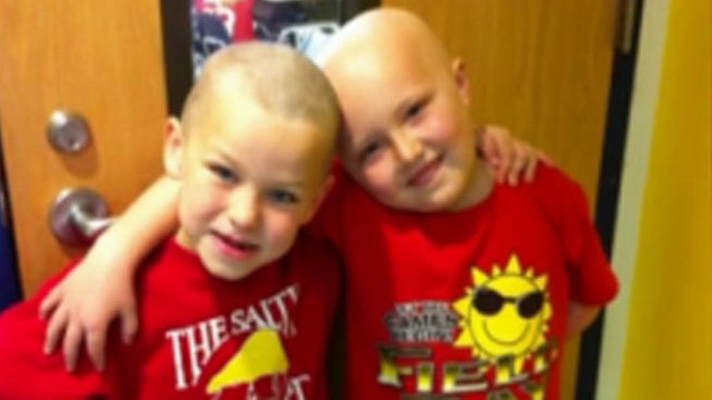 Con siete años se rapa el pelo en solidaridad con su amigo que padece cáncer