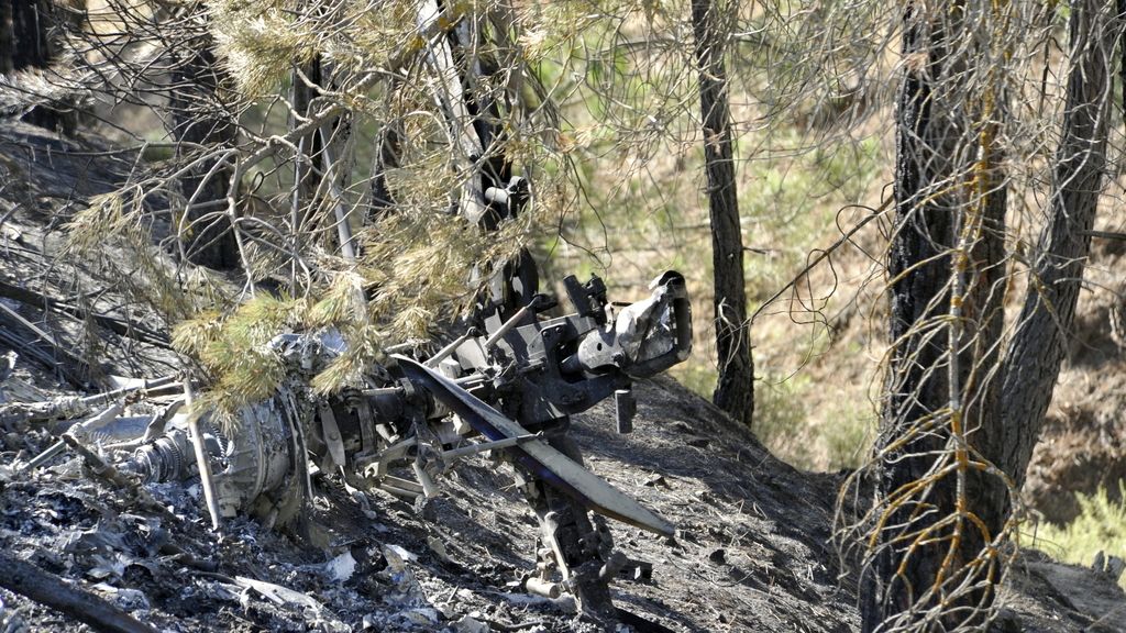 Restos del helicóptero siniestrado en el que han muerto tres personas en el término municipal de La Peza (Granada). Restos del helicóptero siniestrado en el que han muerto tres personas en el término municipal de La Peza (Granada).