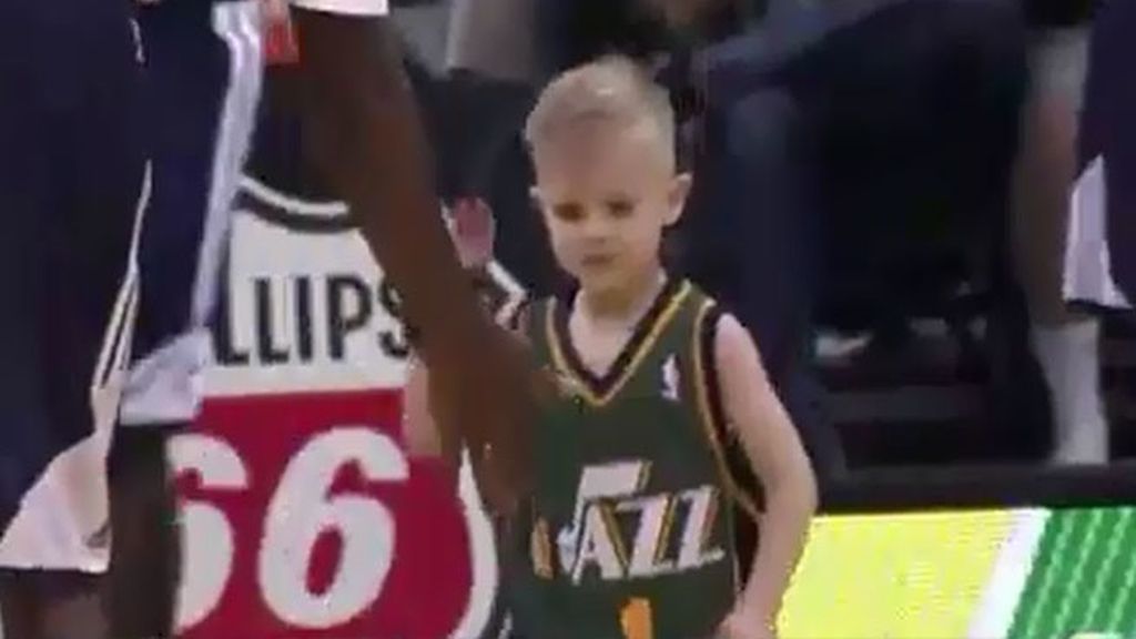 Un equipo de la NBA ficha por un día a un niño de 5 años enfermo de leucemia