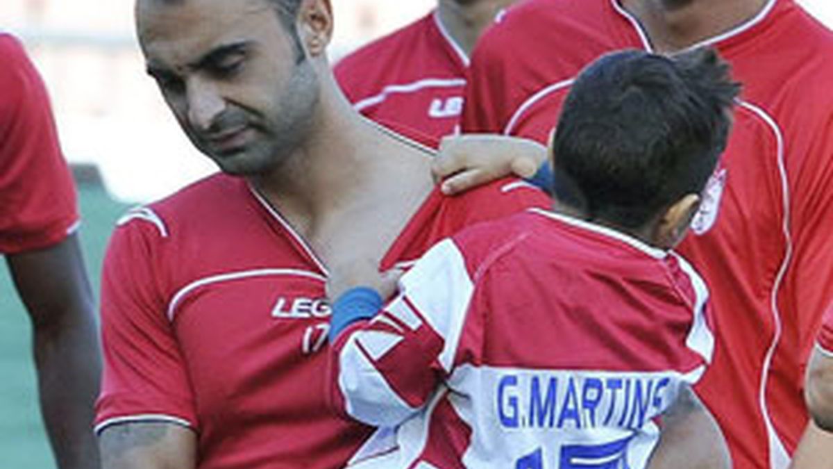 Carlos Martins con su hijo en brazos durante un entrenamiento del Granda. Foto: EFE Carlos Martins con su hijo en brazos durante un entrenamiento del Granda. Foto: EFE