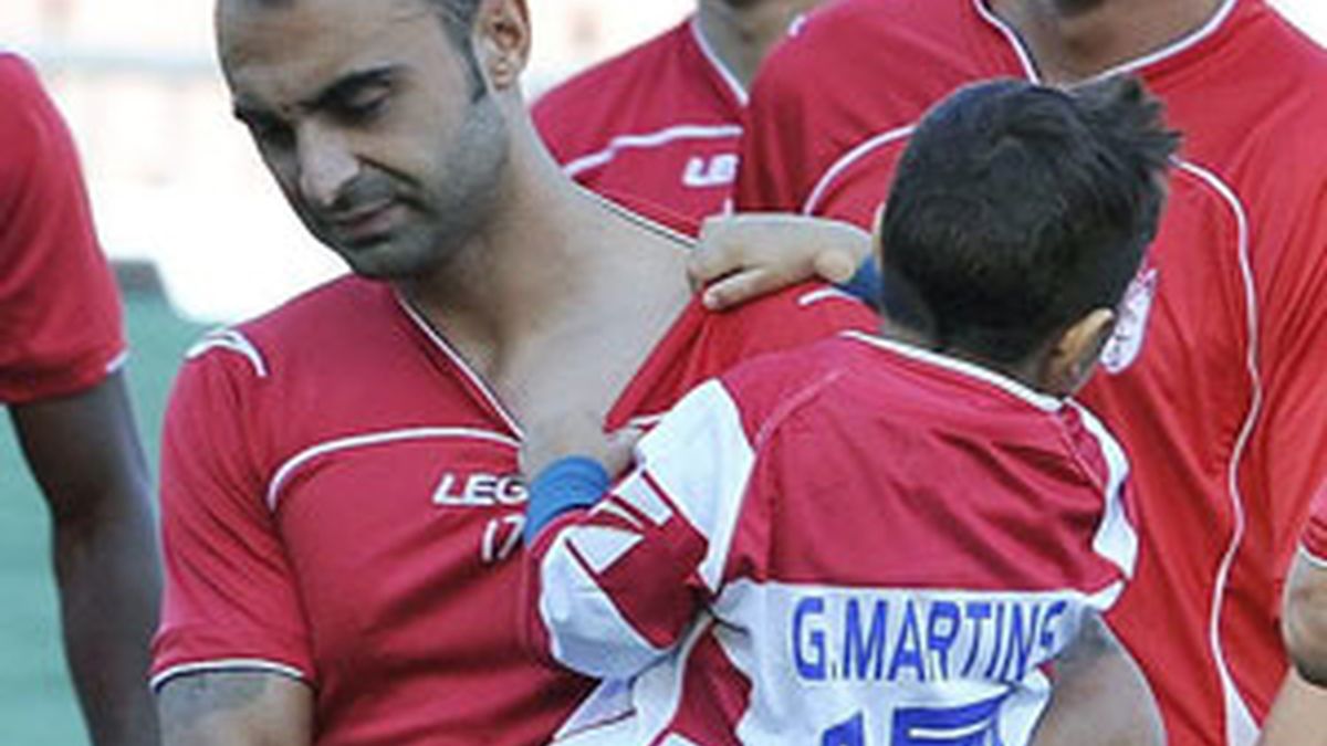 Carlos Martins con su hijo en brazos durante un entrenamiento del Granda. Foto: EFE