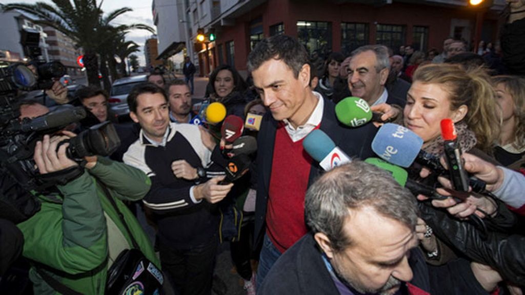 Baño de masas de Pedro Sánchez tras la polémica en Madrid con Tomás Gómez