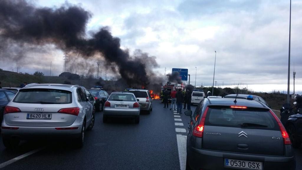 Estudiantes de la Universidad Autónoma cortan la M-607, carretera de Colmenar