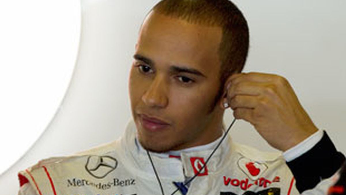 Hamilton durante un descanso en los entrenamientos en Abu Dhabi. Foto: Reuters