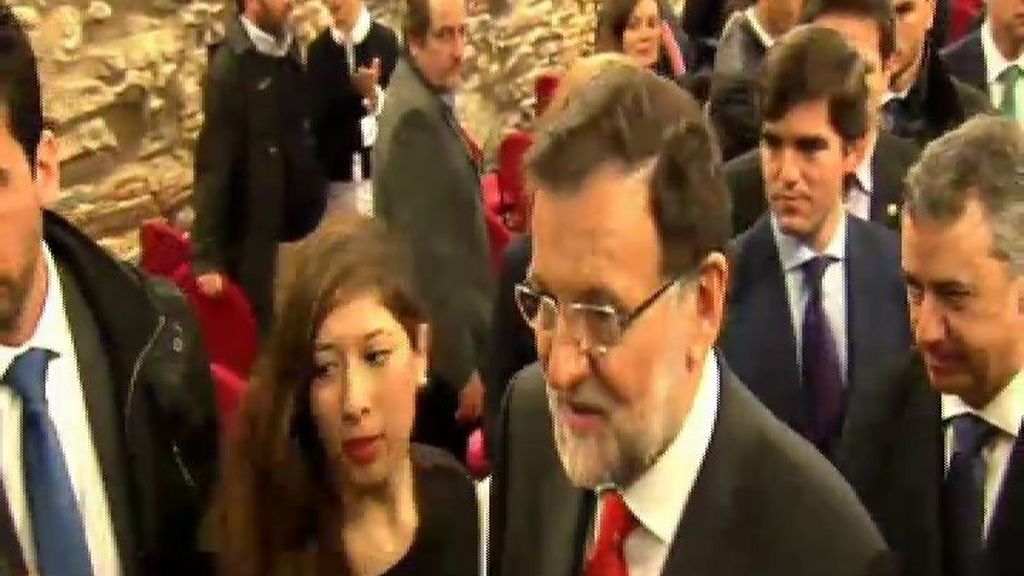 Rajoy recibe la noticia de la tragedia aérea durante un acto en Vitoria