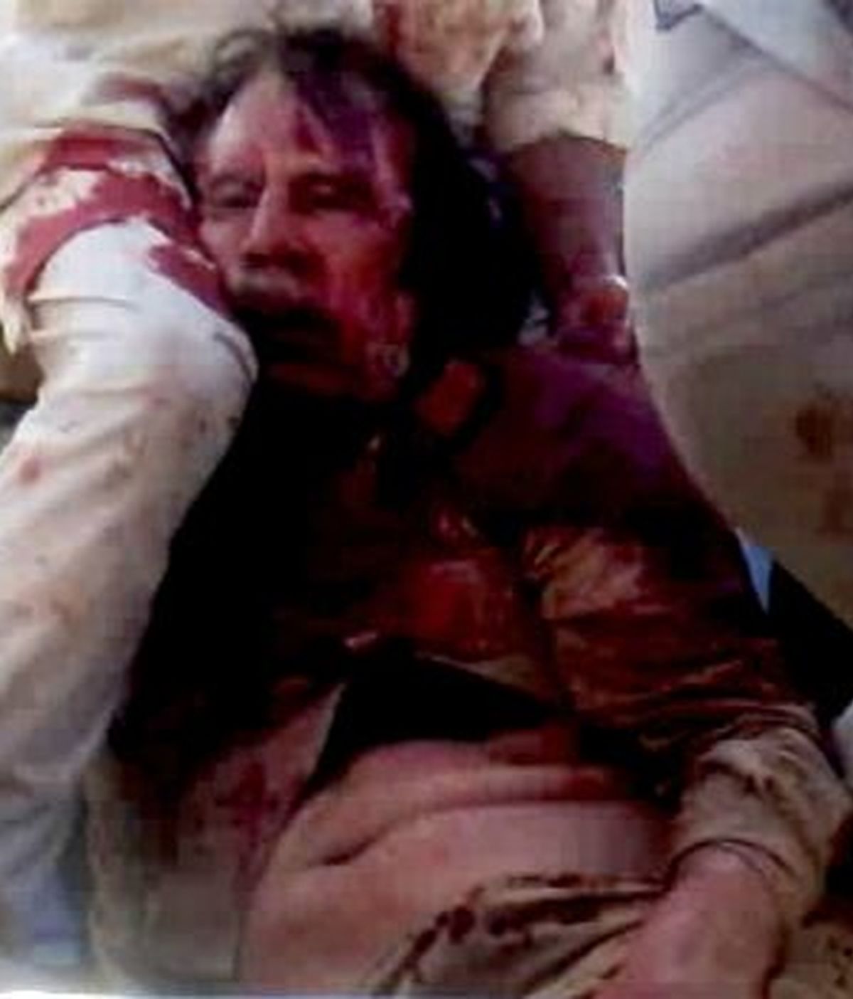 Gadafi en una de las primeras fotos distribuidas tras su muerte este jueves en Sirte. Foto France Press