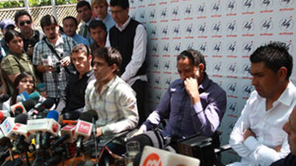 Los jugadores chilenos apartados de las selección chilena durante la rueda de prensa. Foto: Reuters