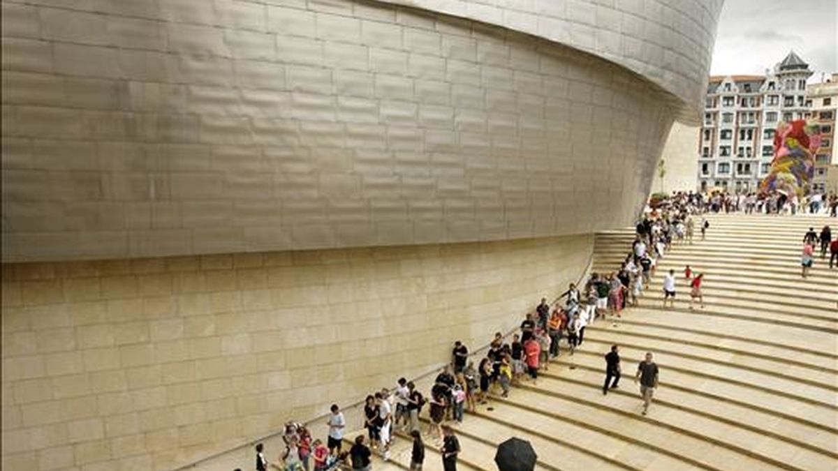 Varios turistas hacen cola en el Museo Guggenheim de Bilbao. EFE/Archivo