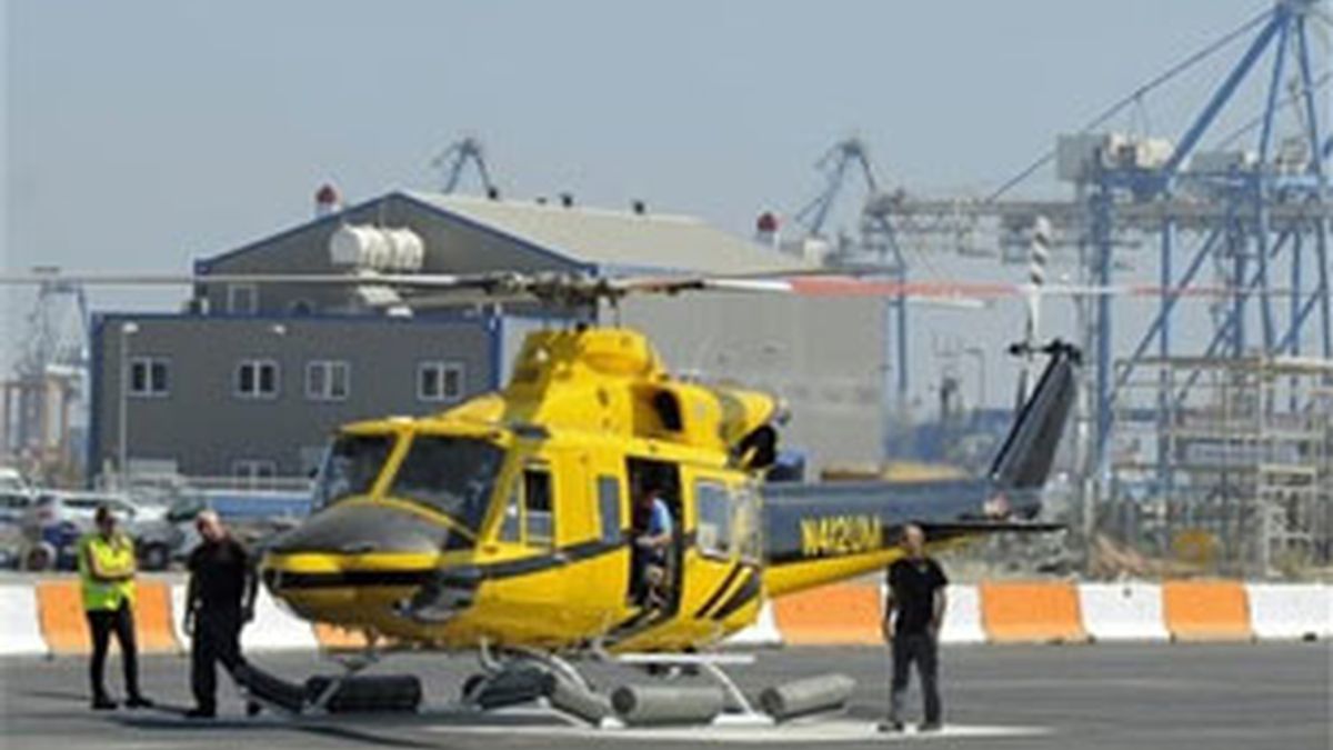 Trabajadores de una plataforma petrolífera de U.S. Noble Energy se preparan para subir a un helicóptero en el puerto de Limassol en Chipre. Foto: AP.