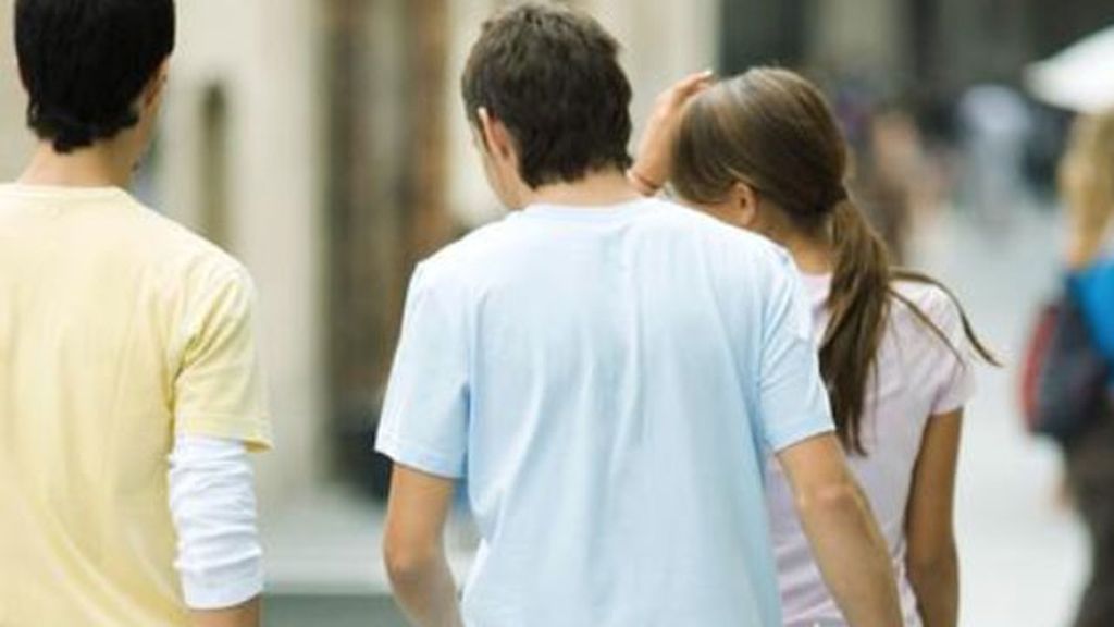Un tercio de los jóvenes considera "aceptable" prohibir a su pareja que trabaje