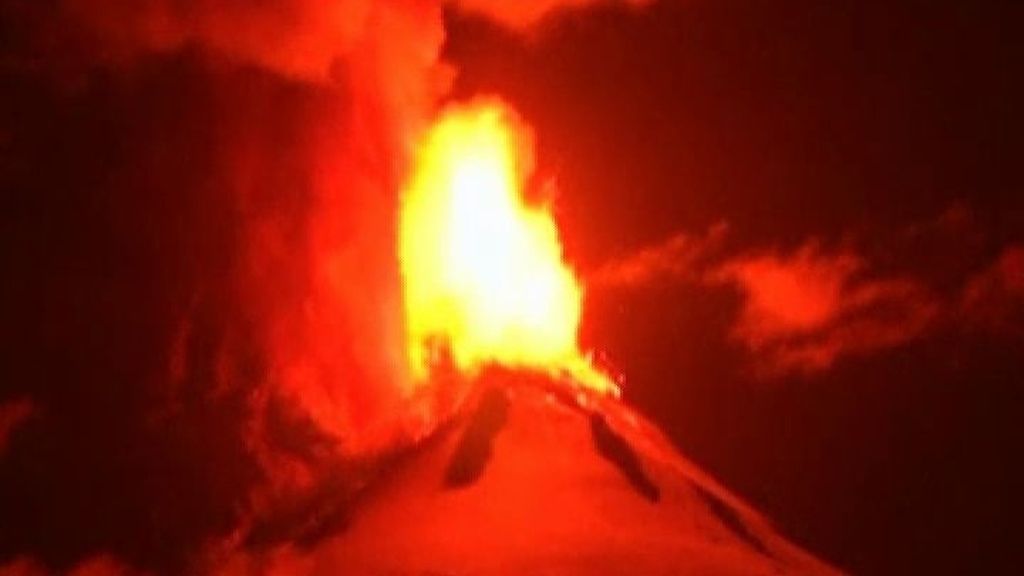 El volcán Villarrica en el sur de Chile entra en erupción tras 15 años inactivo