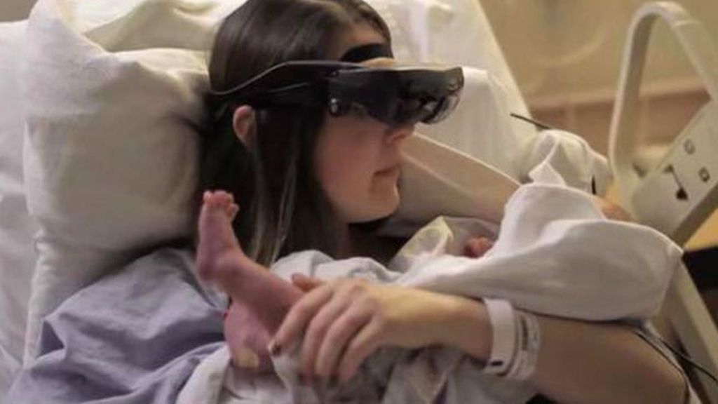 Una madre ciega ve a su bebé recién nacido gracias a unas gafas de avanzada tecnología