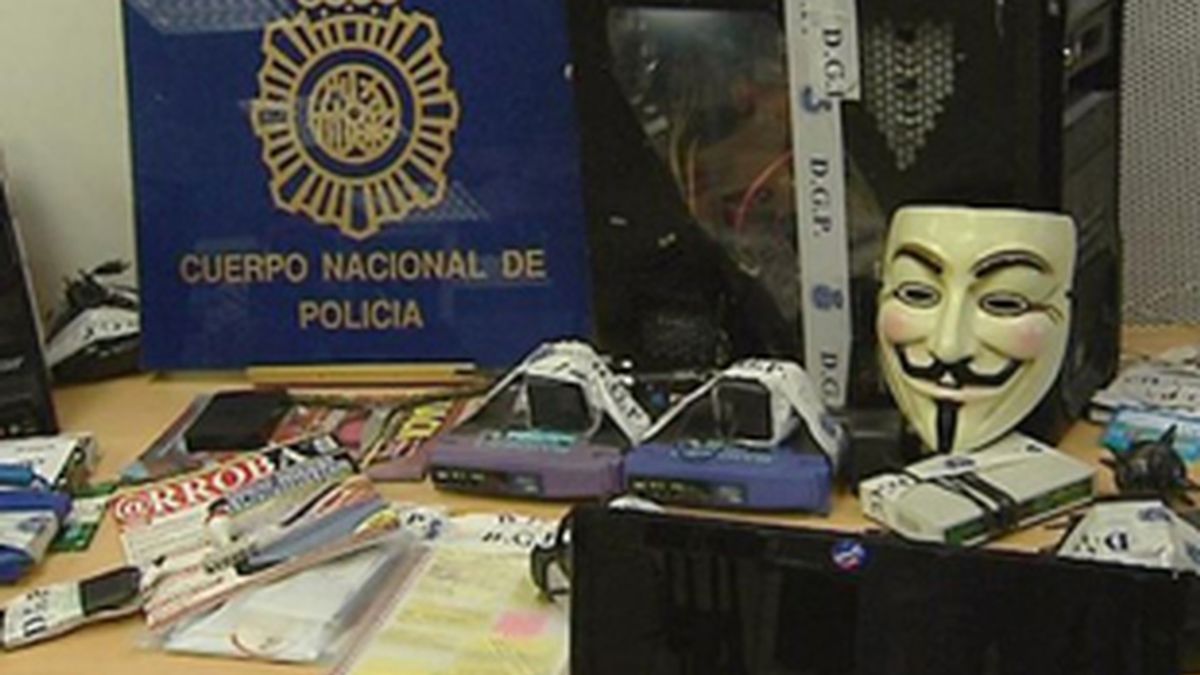 La Policía Nacional ha inhabilitado este jueves su dominio web, policia.es, para investigar si es cierto que 'hackers' informáticos han robado datos confidenciales.