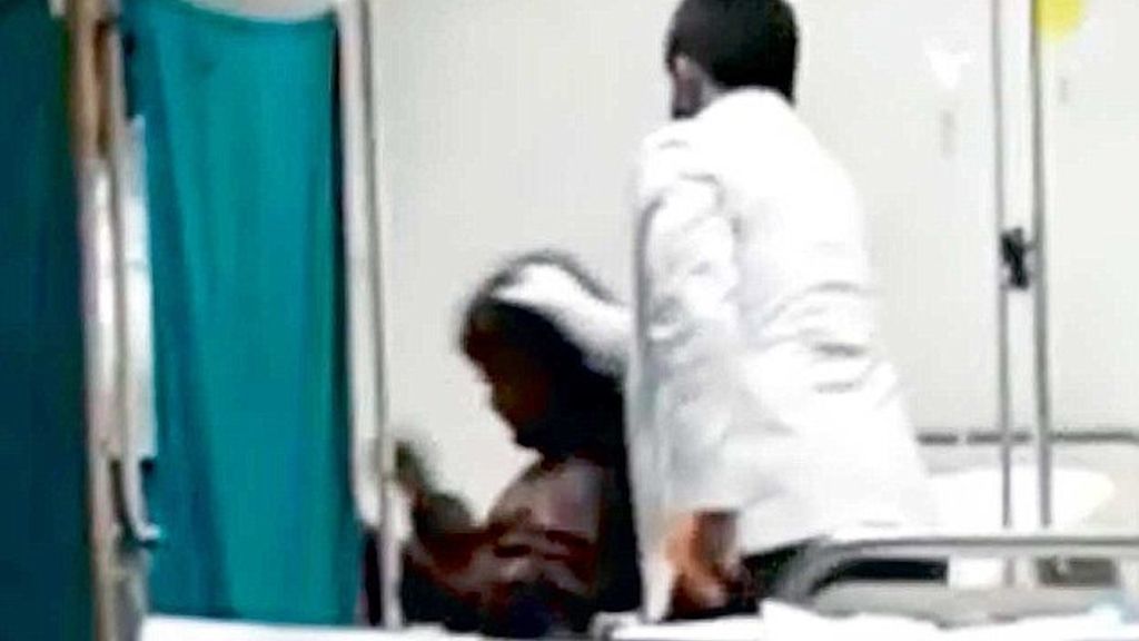 Graban en la India a un médico residente golpeando a un paciente inconsciente