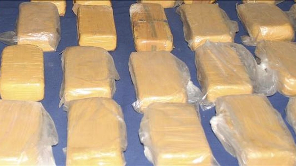 Según la cadena Telecentro, en la última semana la policía se incautó de 28 kilos de la droga en el aeropuerto de Guayaquil (capital de Guayas) y en diversas oficinas de correo postal, donde se detectó cocaína en sobres, papeles e incluso sacos de fríjoles. EFE/Archivo