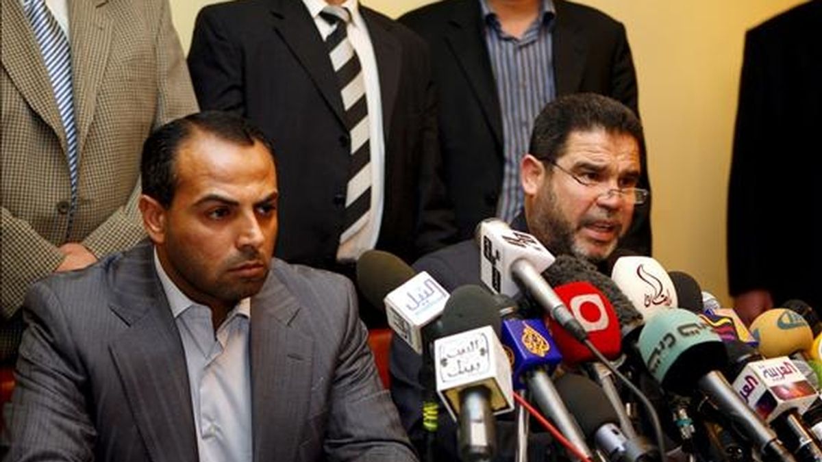Los miembros de Hamás, Salah Al Bardawel, (d), y Ayman Taha, (i), durante una rueda de prensa en El Cairo, Egipto, el pasado 14 de enero, tras las conversaciones con miembros del servicio de inteligencia egipcio. EFE/Archivo