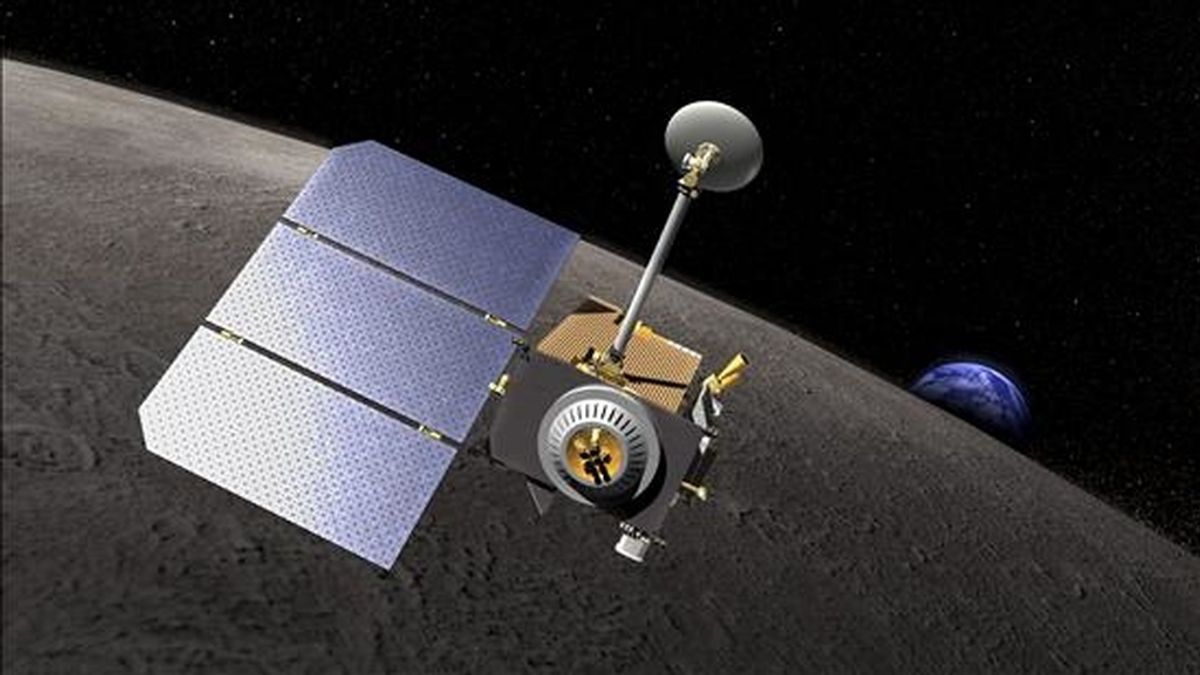 Imagen digital sin fechar facilitada por la NASA, del Orbitador de Reconocimiento Lunar (LRO, por su sigla en inglés) en órbita alrededor de la Luna. EFE
