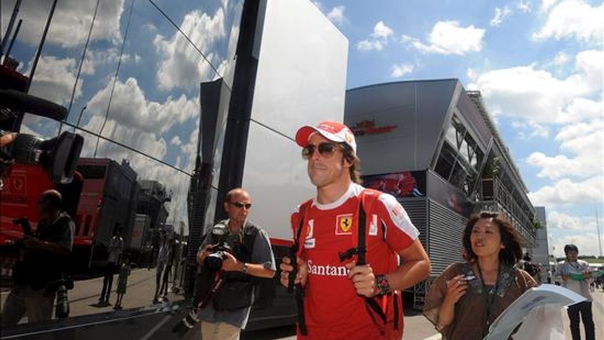 El piloto español de Fórmula Uno Fernando Alonso, de Ferrari, en el circuito de Hungaroring en Mogyorod, cerca de Budapest (Hungría). EFE