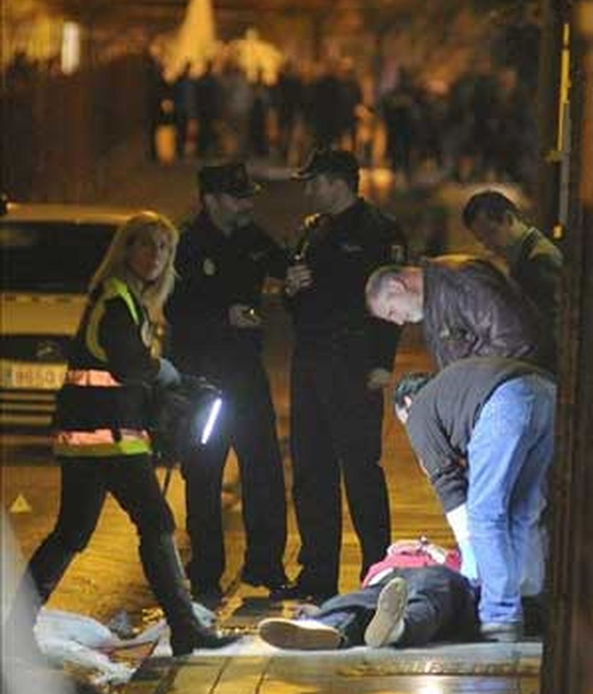 Un hombre de 43 años, con iniciales J.M.R.M., ha muerto hoy en una calle de Granada capital después de que un varón le disparase en la parte posterior de la cabeza para después darse a la fuga. Foto: EFE