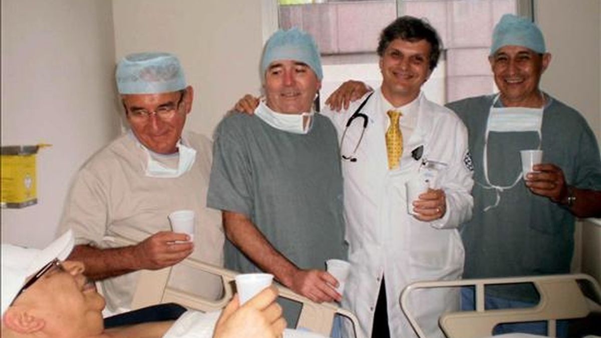 El presidente de Paraguay, Fernando Lugo, brinda con un grupo de médicos paraguayos y brasileños en el hospital Sirio Libanés, de Sao Paulo, Brasil, tras someterse a la sexta y última sesión de quimioterapia contra el cáncer linfático que padece. EFE