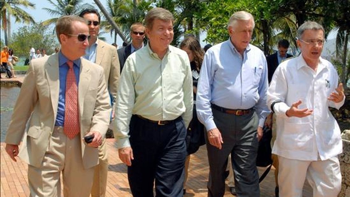 El presidente de Colombia, Ávaro Uribe (d), habla con los representantes estadounidenses Steny Hoyer (2d), Roy Letterman (2i) y el embajador de los Estados Unidos en Colombia, William Brownfield (i) luego de una reunión en Cartagena (Colombia). EFE