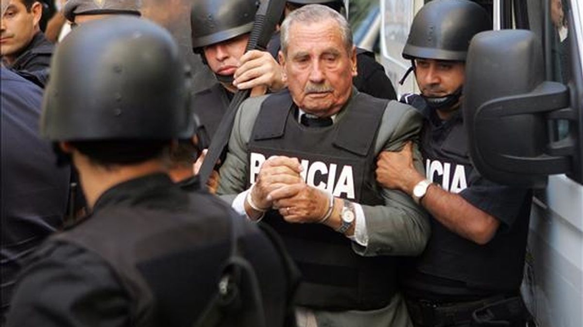 El teniente general retirado (c) está preso en una cárcel militar de Montevideo acusado de "co autoría de homicidio" por la desaparición de 37 personas durante la dictadura que gobernó en Uruguay entre 1973 y 1985. EFE/Archivo