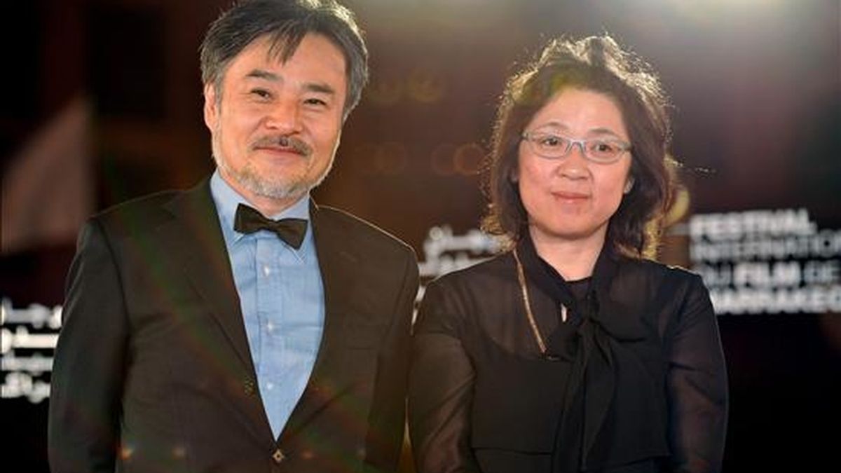El director japonés de cine Kiyoshi Kurosawa y su esposa posan a su llegada a la 10 edición del festival de cine de Marraquech en la ciudad del mismo nombre en Marruecos. EFE