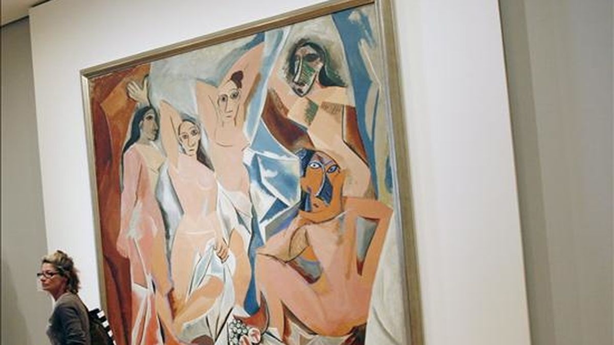 Una mujer pasa frente a "Las señoritas de Avignon", obra que muestra a cinco mujeres desnudas, posiblemente prostitutas, a las que el pintor español Pablo Picasso (1881-1973) retrató en 1907. EFE/Archivo