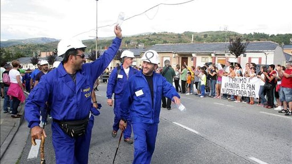 Un momento de la "marcha negra" de mineros, que se inició en el municipio leonés de Villablino, a su llegada a Toreno. EFE Un momento de la "marcha negra" de mineros, que se inició en el municipio leonés de Villablino, a su llegada a Toreno. EFE