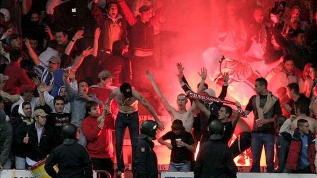 Efectivos de la Policía Nacional detuvieron a ocho de los nueve miembros del grupo violento seguidores más radicales del CF Talavera. Hoy, ha quedado en libertad con cargos el último de los nueve "Ultras-Tala". EFE/Archivo