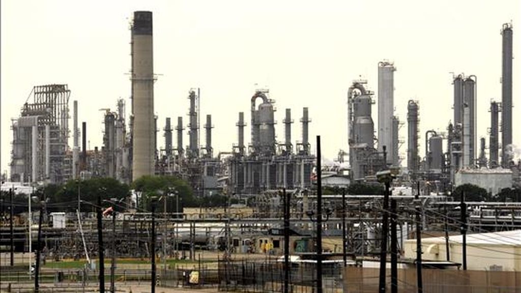 La venta por parte de la petrolera española Repsol de su participación del 30% en la Refinería Alberto Pasqualini (REFAP), situada en el estado de Rio Grande do Sul (Brasil), a la compañía brasileña Petrobras tendrá un impacto positivo en sus cuentas de 850 millones de dólares (634 millones de euros). EFE/Archivo