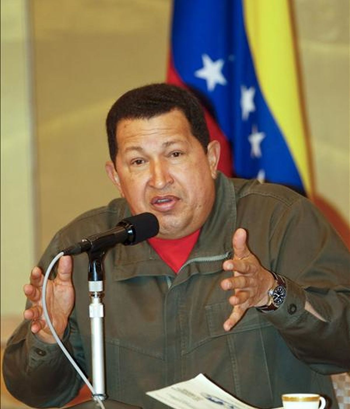 El presidente de Venezuela, Hugo Chávez, atiende a los medios durante la rueda de prensa ofrecida en Tokio (Japón), hoy 7 de abril. Chavez ha realizado una visita de tres días a Japón y ha viajado a China. EFE/Dai Kurokawa