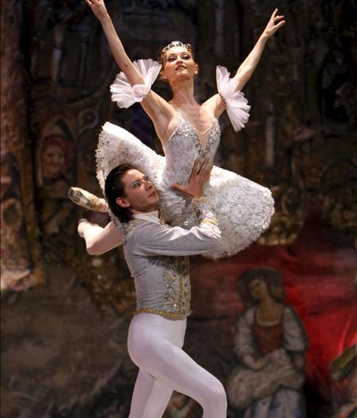El Ballet Imperial Ruso, creado hace quince años por Maya Plisetskaya, llega por primera vez a Barcelona, con 45 bailarines, para presentar a partir de hoy en el Teatro Condal dos de los ballets más emblemáticos de la escena: "El Cascanueces" y "El Lago de los Cisnes". EFE/Archivo
