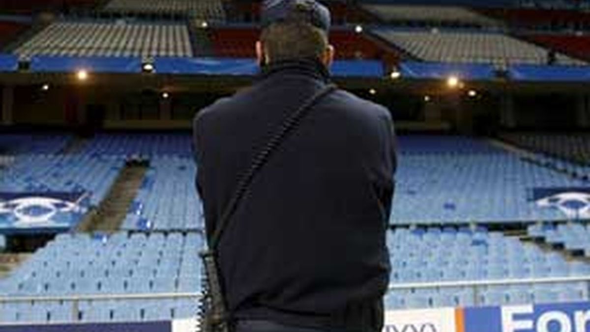 Un guarda de seguridad vigila las gradas del estadio Vicente Calderón. Foto: EFE / Archivo