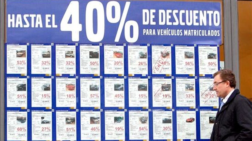 Un concesionario de vehículos con un cartel anunciando grandes decuentos por la compra de turismos y todoterrenos, ante el retroceso de ventas en este sector afectado por la crisis. EFE/Archivo Un concesionario de vehículos con un cartel anunciando grandes decuentos por la compra de turismos y todoterrenos, ante el retroceso de ventas en este sector afectado por la crisis. EFE/Archivo