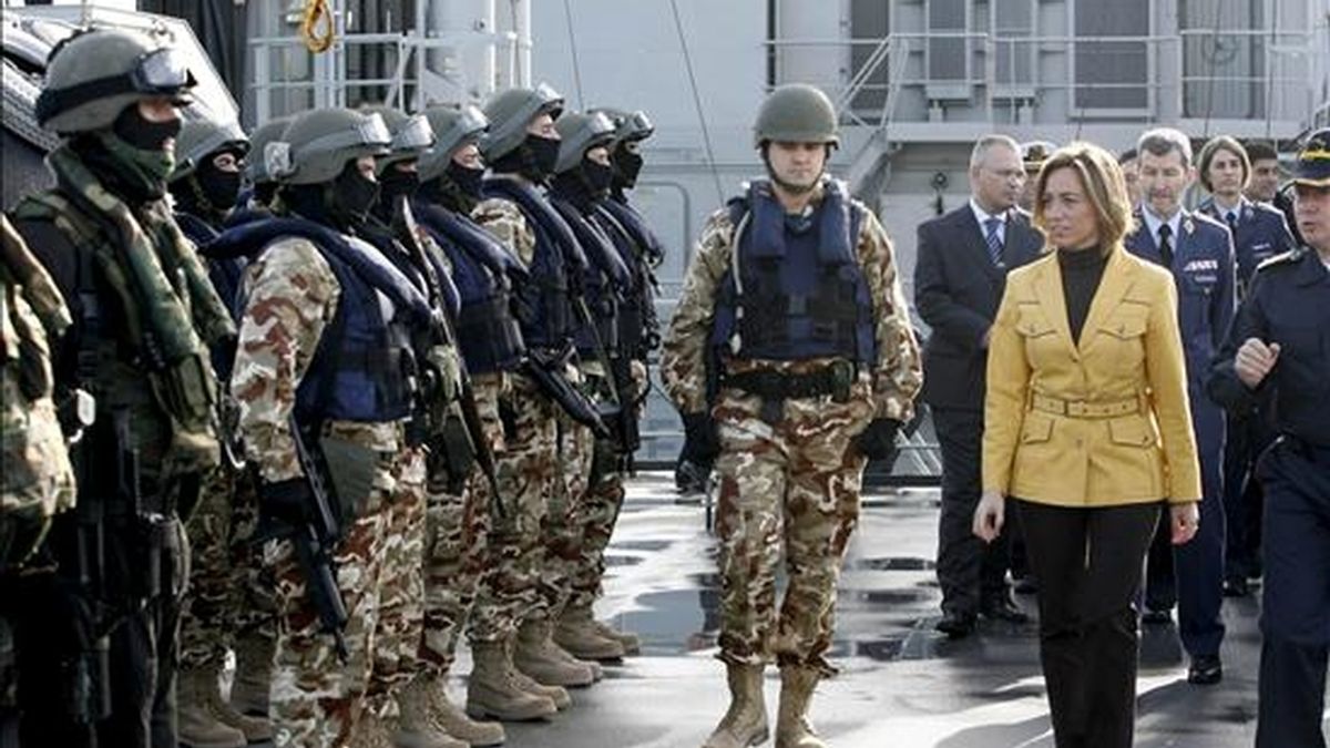 La ministra de Defensa, Carme Chacón, durante el acto de despedida del buque de acción marítima "Patiño", en la base naval de Rota, un barco que ha considerado "clave" en la operación Atalanta contra la piratería en el océano Índico. EFE
