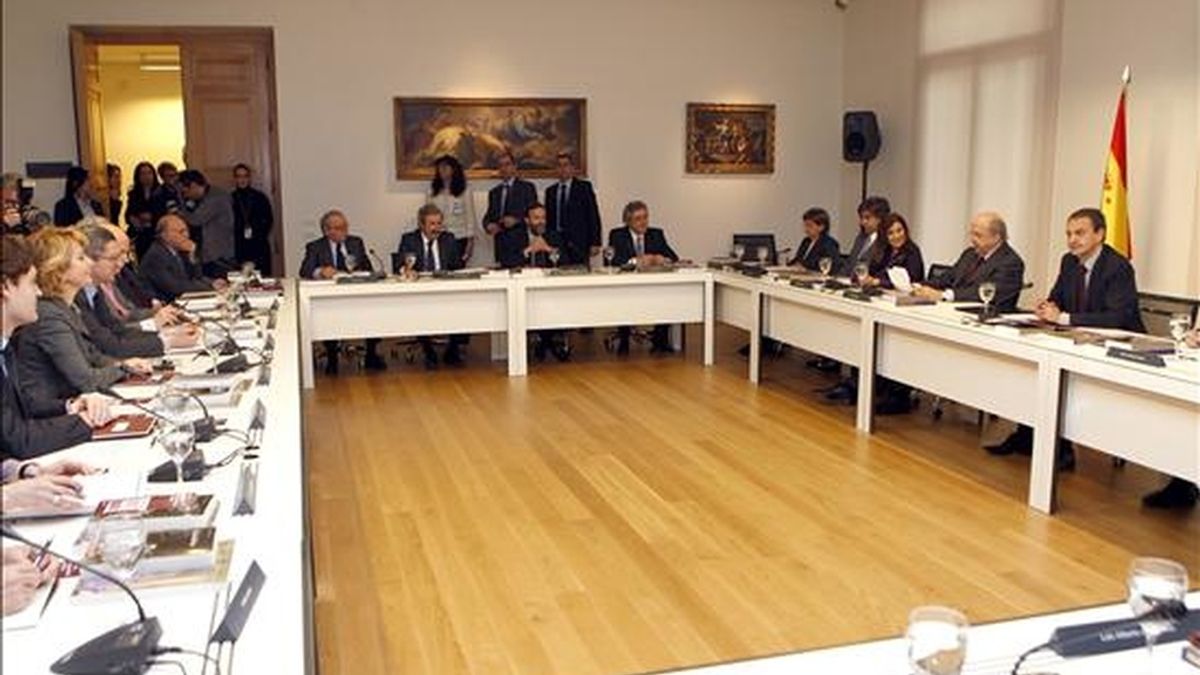 Vista general de la reunión del Patronato del Museo del Prado presidida hoy por el presidente del Gobierno, José Luis Rodríguez Zapatero (i), en la que se estudió el nuevo plan de actuación plurianual de la institución. EFE