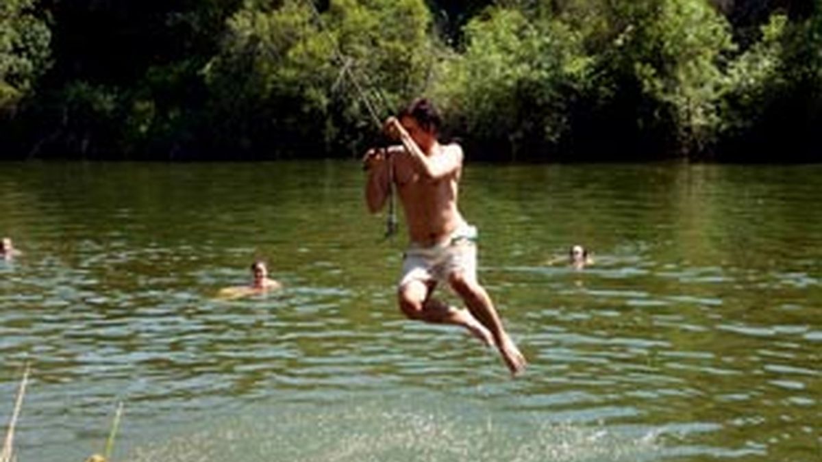Un joven se refresca en el Río Bullaque, en Ciudad Real. Foto: EFE