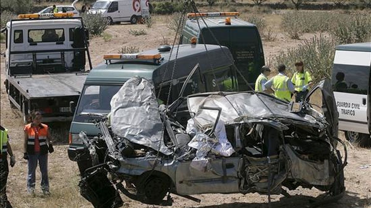 El accidente se ha producido en el kilómetro 21 de la carretera A-23, en dirección de Teruel a Sagunto,  por causas aún desconocidas. Video: Informativos Telecinco.