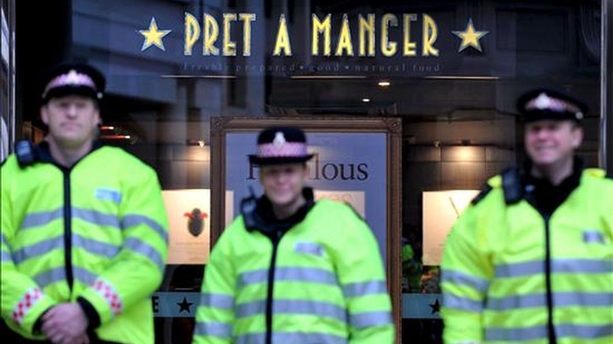 La policía permanece hoy alerta a las puertas del edificio de la Bolsa durante las protestas contra la Cumbre del G20, en el centro de Londres, Reino Unido. Las manifestaciones contra el sistema económico se sucedieron por segundo día consecutivo, coincidiendo la cumbre del G20 en Londres. EFE