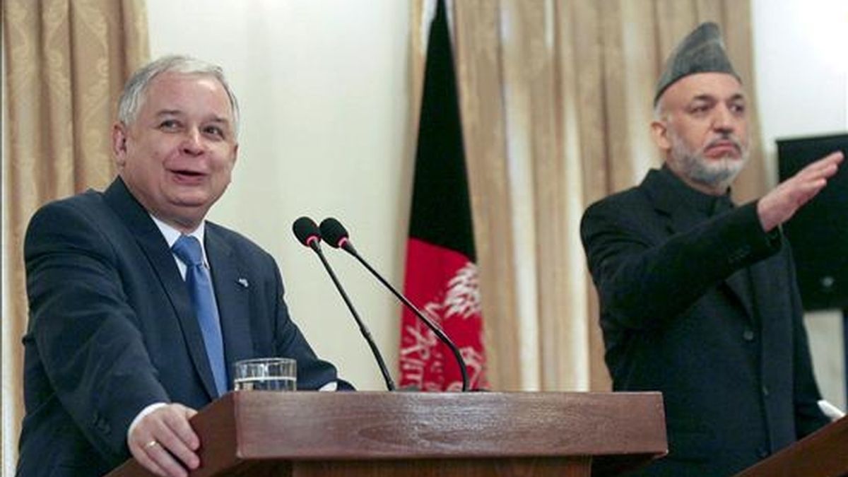 El presidente polaco, Lech Kaczynski (i) y su homólogo afgano, Hamid Karzai (d), durante una rueda de prensa conjunta en Kabul, Afganistán, hoy, miércoles 8 de abril. Polonia envió cerca de 1,600 soldados a la Fuerza Internacional de Asistencia a la Seguridad (ISAF) de OTAN que combate la insurrección de los talibanes en el país asiático.EFE