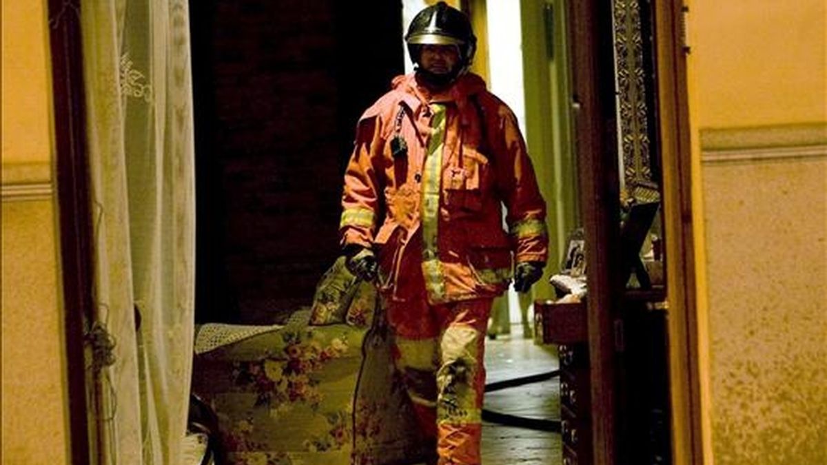Un bombero sale de la vivienda en la que una mujer de 80 años falleció en un incendio registrado el pasado mes de enero en el municipio de Gandía, en Valencia. EFE/Archivo