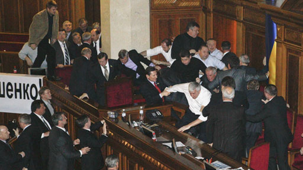 Ucrania:Puñetazos en el parlamento