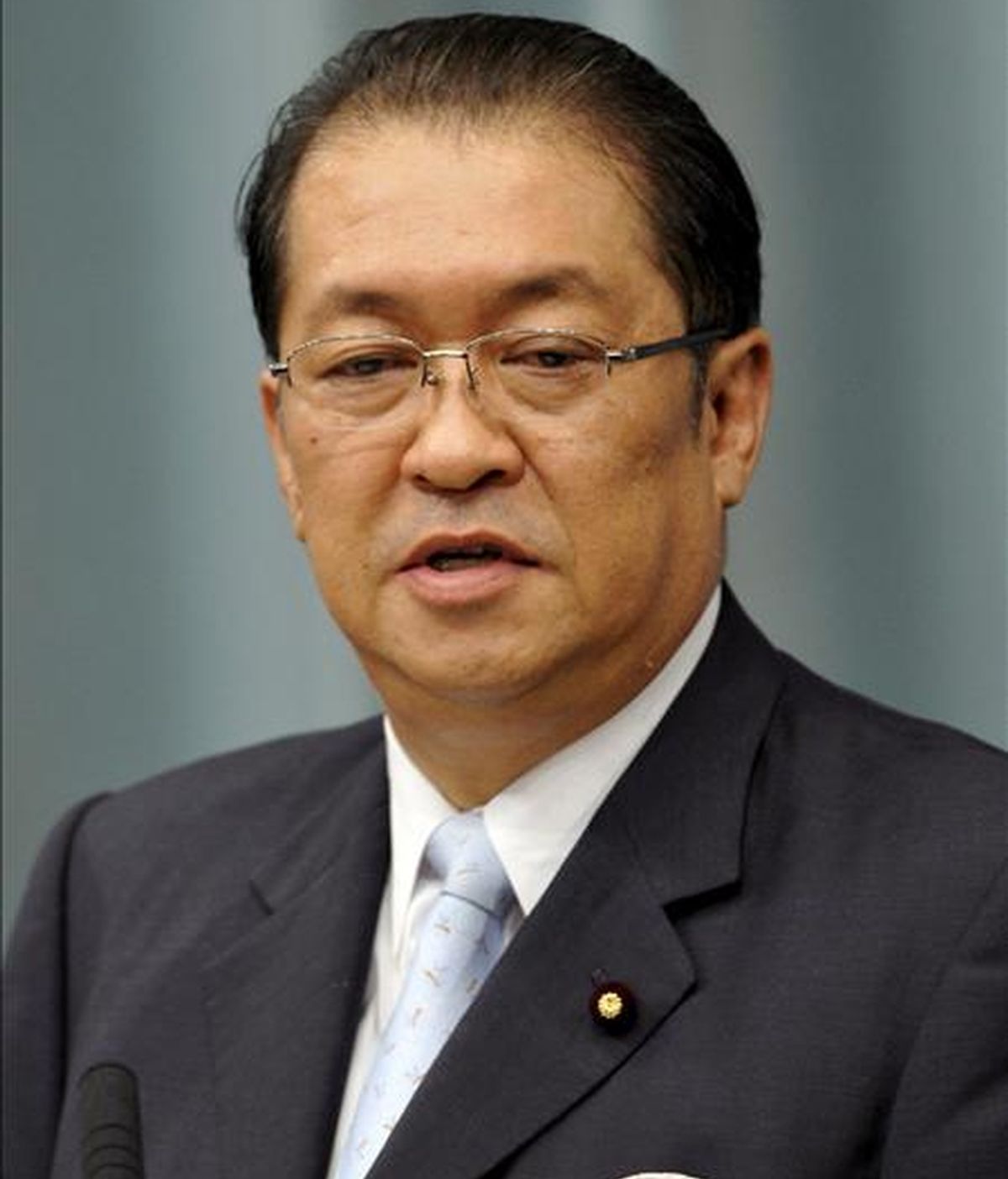 Fotografía tomada el 24 de septiembre de 2008 que muestra al ministro japonés de Asuntos Internos y Comunicaciones, Kunio Hatoyama, hablando durante una conferencia de prensa después de su nombramiento como ministro. Hatoyama renunció hoy, 12 de junio, por su desacuerdo con sus compañeros miembros del partido. EFE