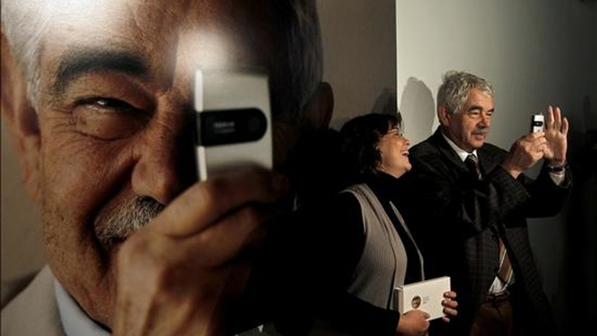 El ex presidente de la Generalitat, Pasqual Maragall, acompañado de la comisaria Caro García, se toma una foto en la exposición "Pasqual Maragall mira", en la que jugando con su segundo apellido, presenta desde hoy en el Arts Santa Mónica de Barcelona una selección de las fotografías tomadas por él, móvil en mano, durante el último año. EFE El ex presidente de la Generalitat, Pasqual Maragall, acompañado de la comisaria Caro García, se toma una foto en la exposición "Pasqual Maragall mira", en la que jugando con su segundo apellido, presenta desde hoy en el Arts Santa Mónica de Barcelona una selección de las fotografías tomadas por él, móvil en mano, durante el último año. EFE