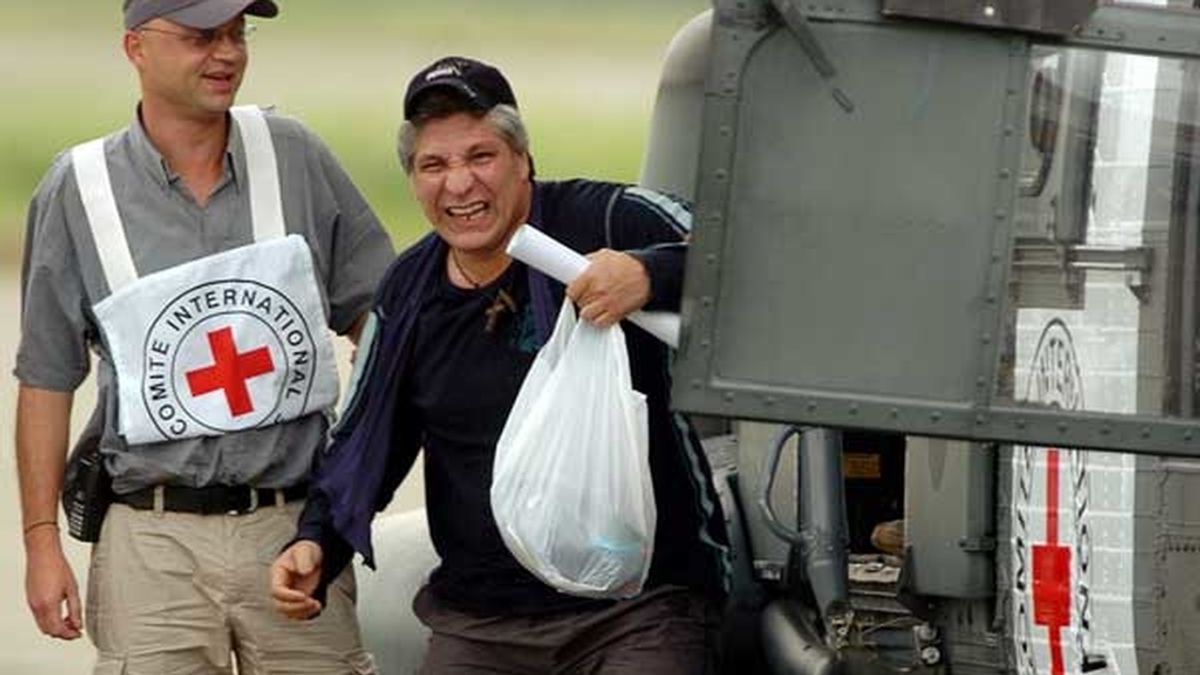 El helicóptero brasileño que ha ayudado en el rescate de Sigifredo López. Foto: EFE