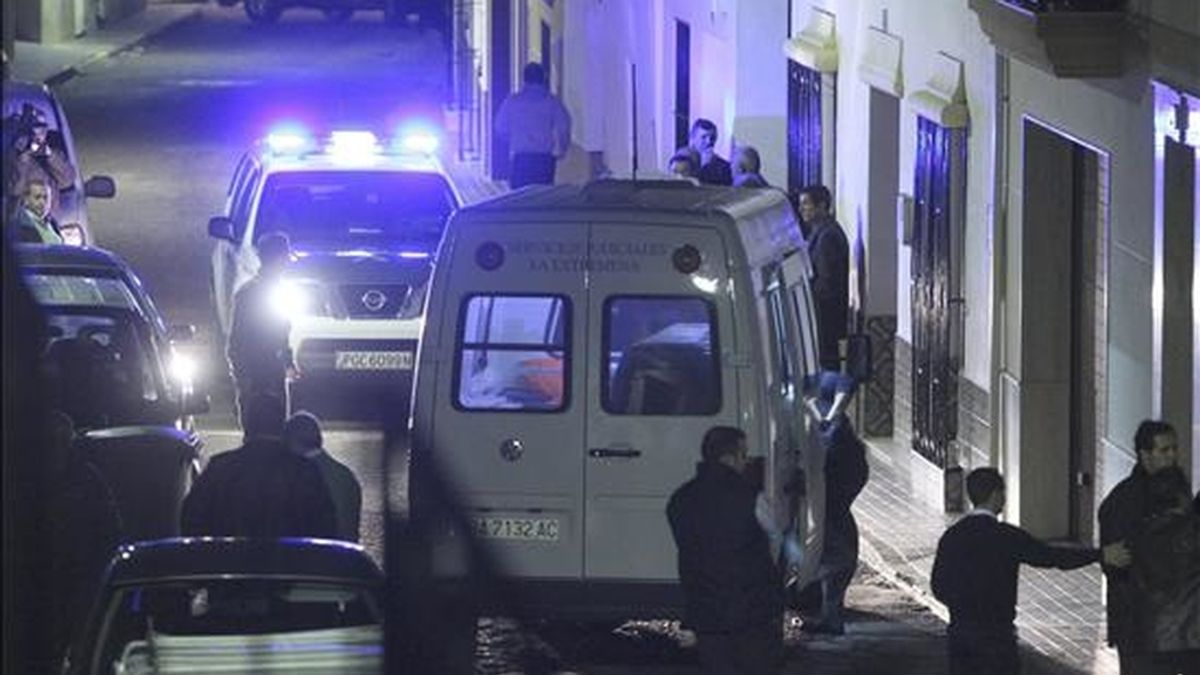 Empleados de los servicios funerarios en el exterior del domicilio de Daniel Cangas, ex concejal de IU en Arroyo de San Serván hallado muerto ayer con dos disparos en la cabeza. EFE Empleados de los servicios funerarios en el exterior del domicilio de Daniel Cangas, ex concejal de IU en Arroyo de San Serván hallado muerto ayer con dos disparos en la cabeza. EFE