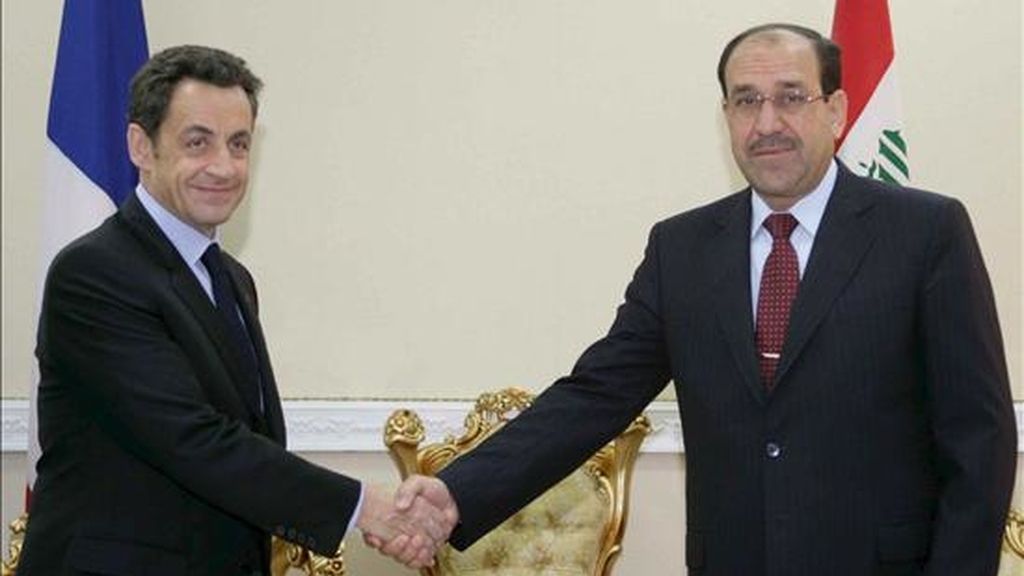 El presidente francés, Nicolas Sarkozy (izq.), estrecha la mano del primer ministro iraquí, Nuri Al Maliki, antes de la reunión celebrada hoy en Bagdad. EFE
